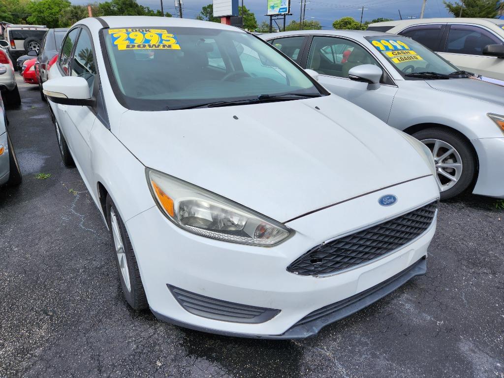 2017 Ford Focus SE's photo